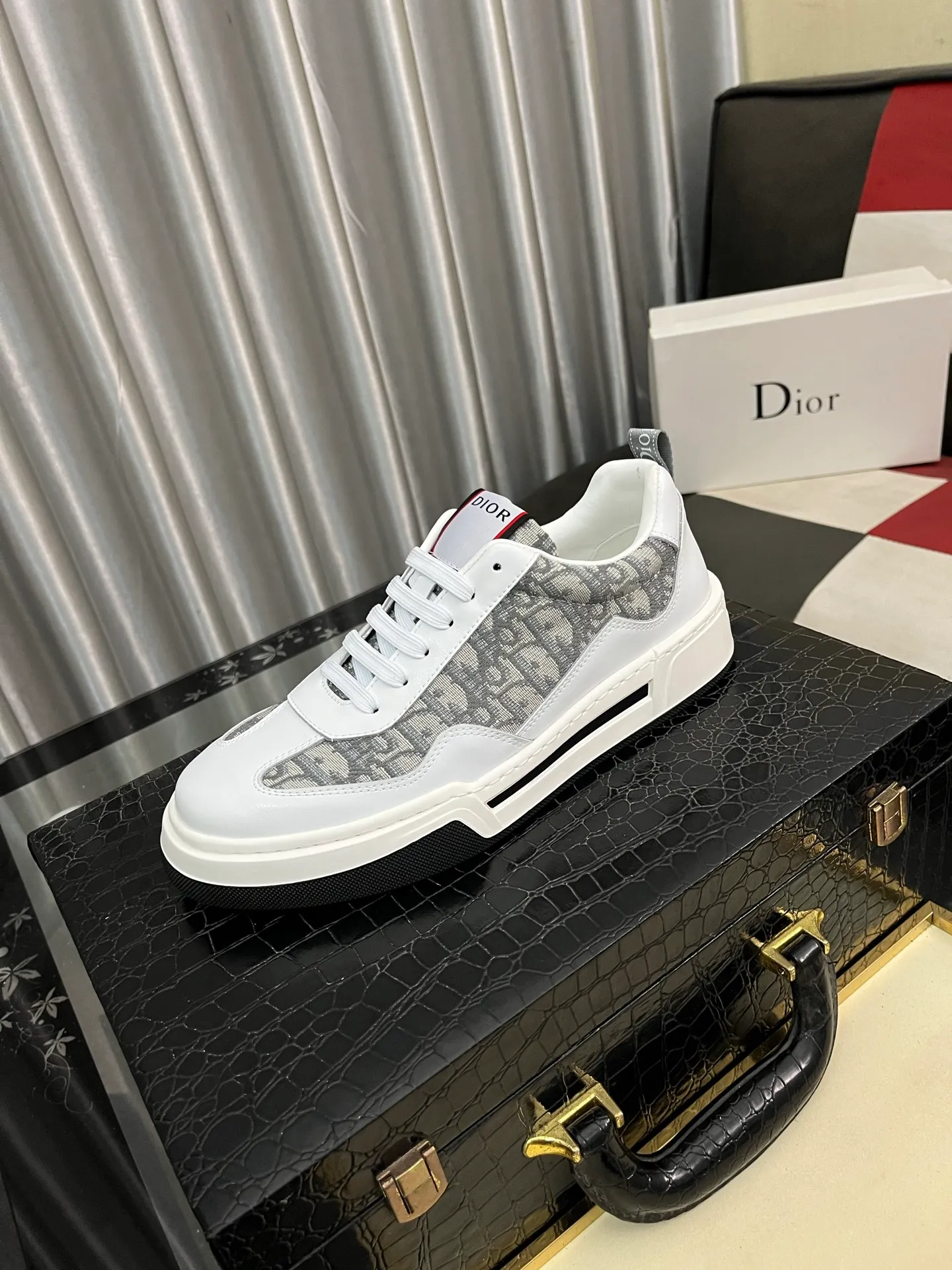 Men's men's shoes 💰420⌚️⌚️[Dior] 25ss new product B01 moral training shoes. The toe size design is a bit wider. The upper foot comfort is perfect. The threads are beautiful. Perfectly adaptable to trousers. Decorated with various classic details. Ideal for daily styling. Can be matched with various casual items to create exquisite looks. Fabric: First layer cowhide/lining sheepskin TPU original outsole Code number: 38-443️⃣Colors available